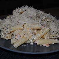 Penne z łososiem i orzechami włoskimi