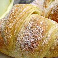 Chrupiące rogaliki z nutellą, z ciasta drożdżowego na zsiadłym mleku