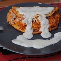 Omlet bardzo puszysty z mięsem i sosem czosnkowym