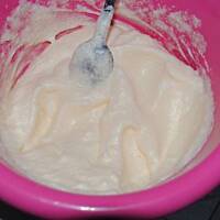 Omlet bardzo puszysty z mięsem i sosem czosnkowym