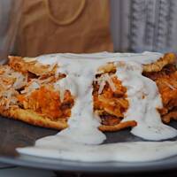 Omlet bardzo puszysty z mięsem i sosem czosnkowym