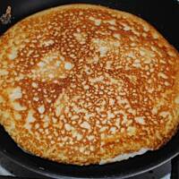 Omlet bardzo puszysty z mięsem i sosem czosnkowym