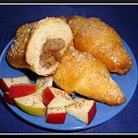 Rogaliki drożdżowe z prażonymi jabłkami