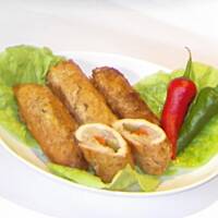 Roladki ze schabu z boczkiem, ogórkiem, papryką i cebulką niczym zrazy