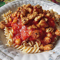 Makaron z sosem pomidorowym, ciecierzycą i kurczakiem
