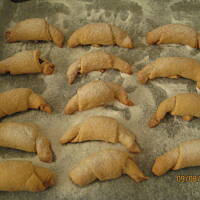 Delikatne i kruche rogaliki z powidlami