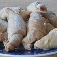 Delikatne i kruche rogaliki z powidlami