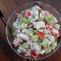 Sałatka konferencyjna z paluszkami krabowymi surimi