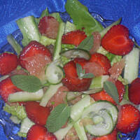 Sałatka ogórkowo truskawkowa