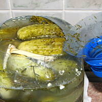 Ogórki kiszone w butelce