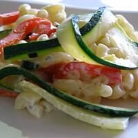 Makaron z cukinią w sosie serowym