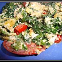 Dietetyczne śniadanie lub kolacja - szpinak z jajkiem i pomidorem