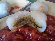 Fot. DominisiaD, Gnocchi z zielonym pesto w sosie pomidorowym