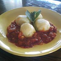 Gnocchi z zielonym pesto w sosie pomidorowym