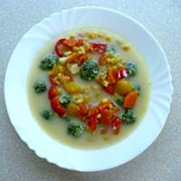 Tęczowa zupa pełna witamin z kluskami