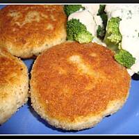 Kotlety kurczakowo-ziemniakowe z brokułami