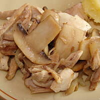 Udka z kurczaka duszone z pieczarkami i cebulą