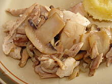 Fot. emocja, Udka z kurczaka duszone z pieczarkami i cebulą