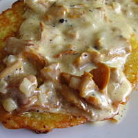 Placki ziemniaczane z sosem kurkowym