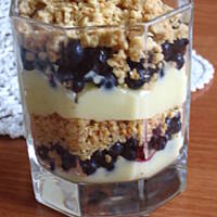 Jagody z budyniem z białej czekolady i kruszonką