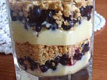 Fot. Kluko, Jagody z budyniem z białej czekolady i kruszonką