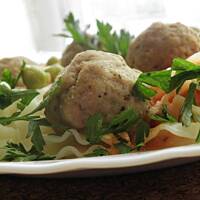 Klopsiki indycze z sosem z pomidorów i fety.