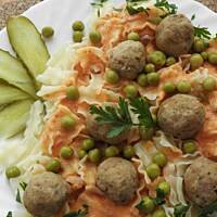 Klopsiki indycze z sosem z pomidorów i fety.