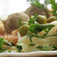 Klopsiki indycze z sosem z pomidorów i fety.