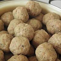 Klopsiki indycze z sosem z pomidorów i fety.