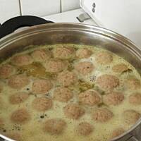 Klopsiki indycze z sosem z pomidorów i fety.