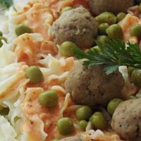 Klopsiki indycze z sosem z pomidorów i fety.