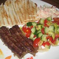 Cavapcici z arabskim chlebem i surówka