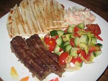 Fot. aniaoogorek, Cavapcici z arabskim chlebem i surówka