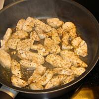 Tagliatelle z sosem z serem gorgonzola i kurczakiem