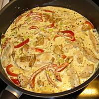 Tagliatelle z sosem z serem gorgonzola i kurczakiem