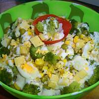 Sałatka z żółtym serem i brokułem