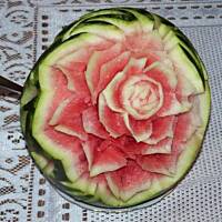 Sałatka owocowa w salaterce z arbuza