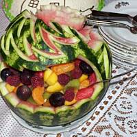 Sałatka owocowa w salaterce z arbuza