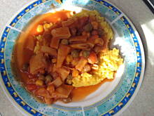 Fot. illumanti, Lekki ryż z kurkumą i sosem pomidorowo-warzywnym