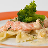 Kokardy z łososiem w śmietanie