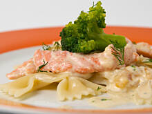 Fot. Wkn, Kokardy z łososiem w śmietanie