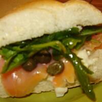 Wykwintna kanapka z łososiem i rukolą