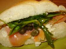 Fot. sebek, Wykwintna kanapka z łososiem i rukolą