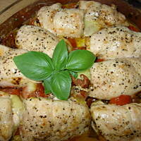 Rolady z piersi kurczaka z serem mozzarella,pomidorami koktailowymi i octem balsamico