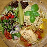 Rolady z piersi kurczaka z serem mozzarella,pomidorami koktailowymi i octem balsamico