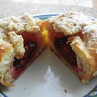 Bułeczki drożdżowe ze śliwkami i kruszonką.