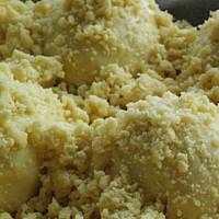 Bułeczki drożdżowe ze śliwkami i kruszonką.