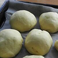 Bułeczki drożdżowe ze śliwkami i kruszonką.