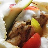 Pita z gyrosem i warzywami.