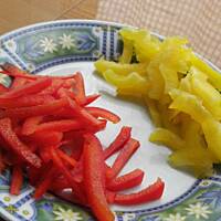 Pita z gyrosem i warzywami.